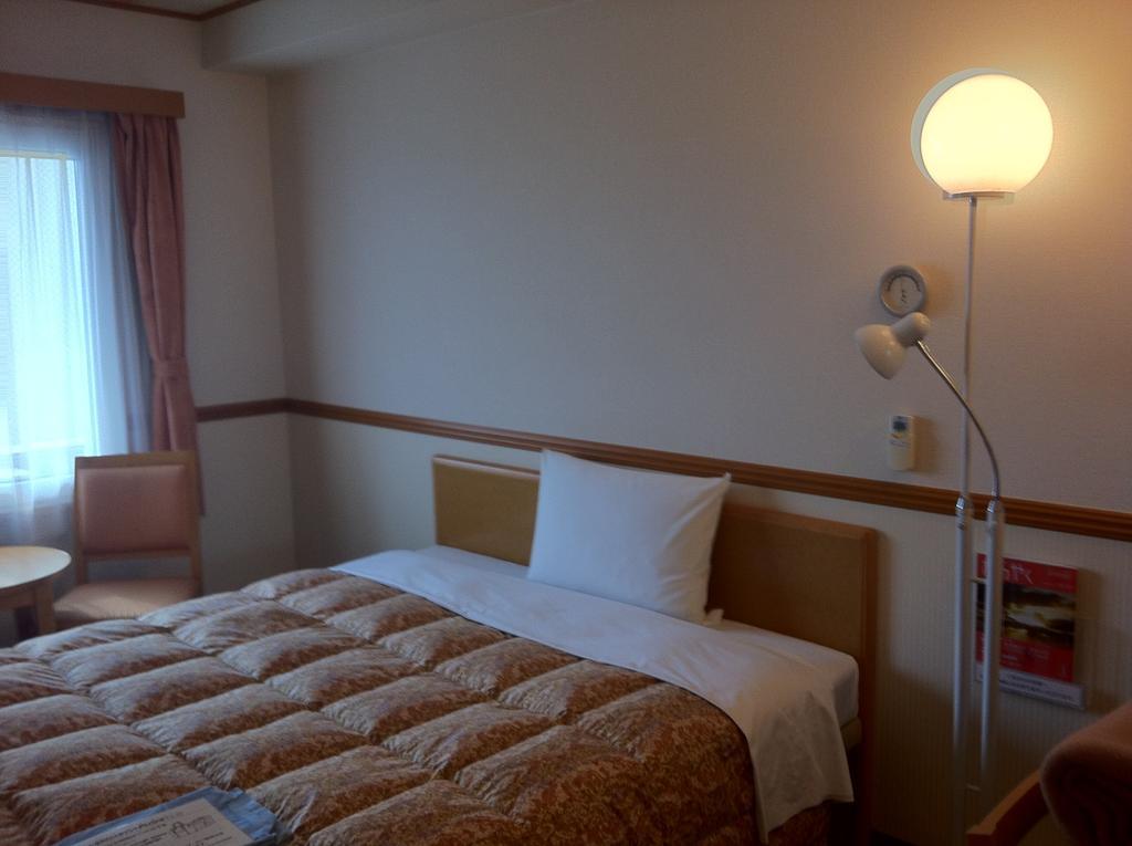 Toyoko Inn Higashi-Hiroshima Saijo Ekimae Pokoj fotografie